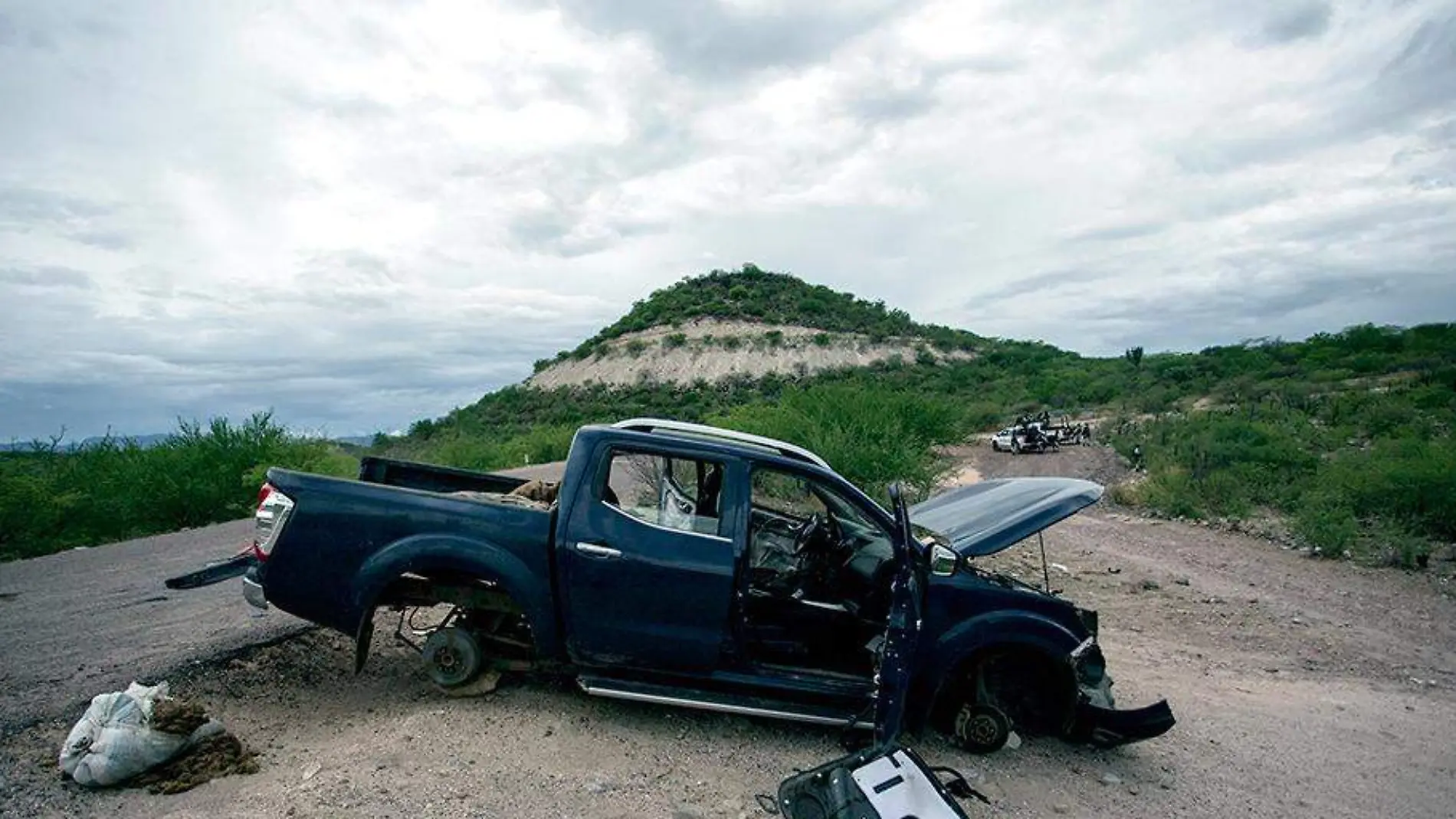 Camioneta destruída luego de enfrentamiento entre delincuentes y elementos policiacos